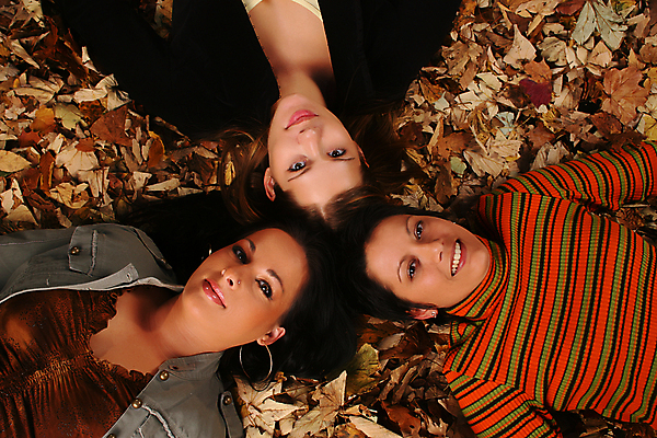 포토 JPG 해외이미지 나무 계절 여자 행복 얼굴 잎 오렌지 자연 3 웃음 소녀 야외 세명 컬러풀 갈색 노란색 머리 평화 귀여움 가을 숲 만족 내추럴 고립 해외202004 해외포토 식물 감정 어린이 컬러 컨셉 과일 표정 사람 신체부위 생태계 파일형식 이미지허브