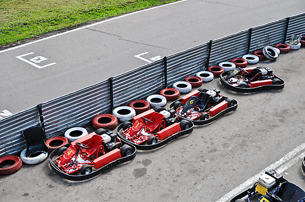 포토 JPG 해외이미지 도로 선 스포츠 포즈 포장 모션 자동차 안전 사람 사람없음 빨간색 파란색 울타리 노란색 페인트 경쟁 카트 운전 레이싱 바퀴 운전사 모서리 속도 순환 타이어 무릎 위치 봉 바둑 모터 레이서 방법 블러 선로 해외202004 해외포토 직업 길 육상교통 컬러 컨셉 교통시설 놀이 시합 신체부위 담장 파일형식 이미지허브