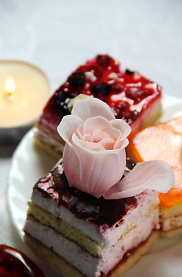 포토 JPG 해외이미지 열매 꽃잎 꽃 음식 분홍색 꽃다발 결혼 탁자 결혼식 휴가 디저트 발렌타인데이 선물 사랑 사람없음 내부 장식 빨간색 장미 케이크 요식업 축제 흰색 하트 축하 화려 고급 달콤 맛 배열 심볼 크림 열정 특별함 해외202004 해외포토 모양 식물 감정 산업 컬러 가구 컨셉 데이이벤트 이벤트 파일형식 이미지허브