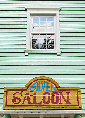 포토 JPG 해외이미지 전통 외관 벽 백그라운드 건축양식 창문 간판 프레임 사람없음 건물 목재 장식 초록색 세트 마을 수확 발코니 흰색 시골 바 술집 필름 사인 만족 복고 타운 대칭 서쪽 회복 해외202004 해외포토 나무 건축물 건축 감정 컬러 컨셉 농업 재료 도시 방향 파일형식 이미지허브