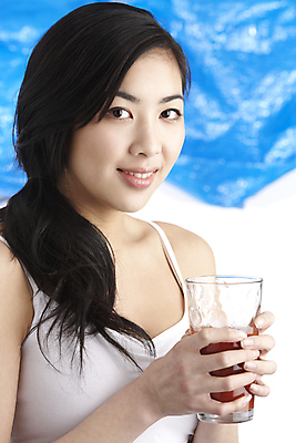 포토 JPG 해외이미지 스튜디오촬영 여자 열매 음료 다이어트 과일 유리 건강 한명 사람 동양인 20대 세로 주스 마시기 신선 잡기 청소 적재 해외202004 해외포토 식물 1 모션 재질 실내 인종 청년 파일형식 이미지허브