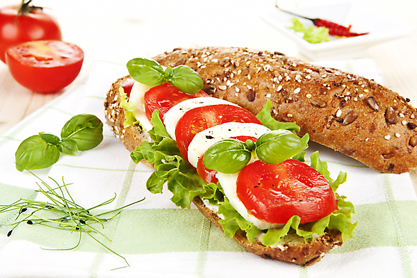 포토 JPG 해외이미지 스튜디오촬영 음식 빵 다이어트 토마토 채소 샌드위치 건강 사람없음 식사 샐러드 신선 맛 아침식사 바게트 상추 밀 허브 유기농 바질 점심식사 모짜렐라치즈 작살 정물화 채식주의자 카프레제 통밀 해외202004 해외포토 식물 웰빙 컨셉 치즈 곡류 실내 그림 채식 파일형식 이미지허브