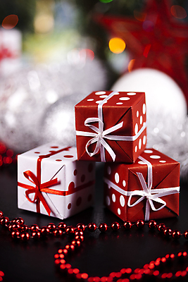 포토 JPG 해외이미지 크리스마스장식 크리스마스 검은배경 실내 사람없음 아웃포커스 선물상자 미니어처 오브젝트 해외202004 해외포토 기념일 백그라운드 촬영기법 선물 내부 상자 모형 검은색 파일형식 이미지허브