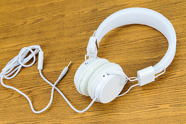 포토 JPG 해외이미지 음악 이어폰 장신구 모바일 사람없음 목재 전자제품 머리 디지털 헤드폰 소리 듣기 장비 흰색 우아함 휴대용 오브젝트 오디오 철사 스테레오 소셜 해외202004 해외포토 나무 컬러 음향기기 컨셉 재료 모션 문화예술 신체부위 파일형식 이미지허브