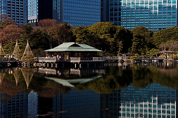 포토 JPG 해외이미지 주간 구름 건축물 외관 공원 아시아 여행 회사 비즈니스 건축양식 창문 하늘 추상 동양인 사람없음 야외 건물 금융 파란색 사무실 햇빛 반사 탑 금속 정원 일본 고층빌딩 도시 도심 도쿄 오사카 해외202004 해외포토 자연요소 공공시설 건축 나라 컬러 무늬 재질 인종 빌딩 경제 태양 파일형식 이미지허브