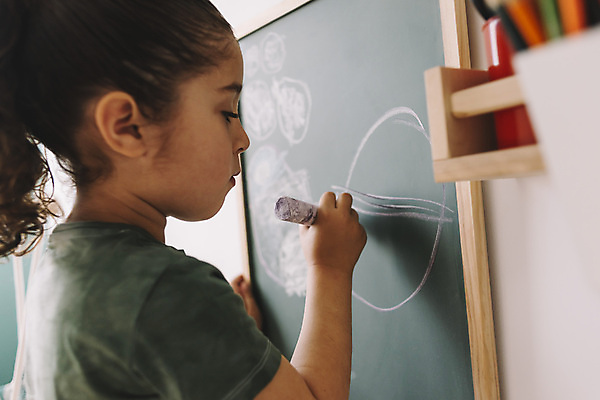 포토 JPG 해외이미지 교육 어린이 컨셉 학교 놀이 창조 미술 한명 사람 취미 칠판 유치원 흰색 그리기 그림 분필 예술가 개발 지능 초보 해외202004 해외포토 1 컬러 모션 문화예술 초크 파일형식 이미지허브