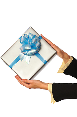 포토 JPG 해외이미지 1 손 여자 리본 종이 크리스마스 포장 부분 휴가 선물 사람 이벤트 사람없음 장식 빛 쇼핑 상자 노란색 희망 놀람 회색 축하 인사 잡기 생일 선택 배송 오브젝트 흔들림 활 준비 싱글 주기 개성 패키지 획득 소매 승인 제안 해외202004 해외포토 기념일 감정 컬러 컨셉 모션 표정 신체부위 예절 파일형식 이미지허브