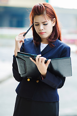 포토 JPG 해외이미지 백인 모델 직업 1 학생 라이프스타일 손 응시 여자 행복 종이 얼굴 백그라운드 비즈니스 성공 노동자 갈색머리 한명 서기 미소 사람 정장 성인 사무실 유행 업무 비즈니스우먼 자신감 경영자 문서 경영 스타일 해외202004 해외포토 서양인 헤어스타일 시선 옷 감정 컨셉 모션 표정 생활 신체부위 작업 직장인 리더 파일형식 이미지허브
