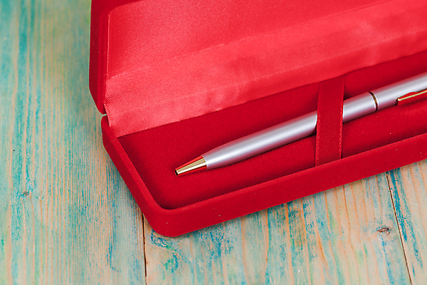 포토 JPG 해외이미지 모양 1 백그라운드 컨셉 비즈니스 성공 선물 사람없음 금융 상자 펜 우주 침묵 덮개 그룹 재산 고급 우아함 은색 큼 편지 수집 오브젝트 사인 합성 욕심 해외202004 해외포토 컬러 경제 필기구 소리 뚜껑 크기 파일형식 이미지허브