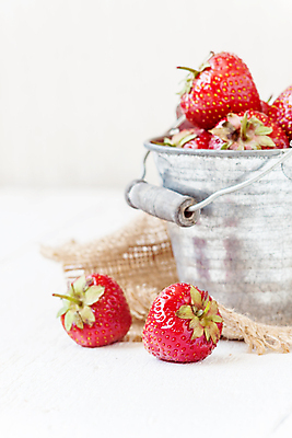 포토 JPG 해외이미지 열매 음식 백그라운드 과일 재료 자연 탁자 딸기 디저트 건강 사람없음 목재 빨간색 초록색 여름 빛 정원 수확 흰색 시골 신선 그룹 달콤 맛 컨테이너 삼베 양동이 상쾌 유기농 복고 날것 내추럴 고립 블러 소셜네트워크 숙성 옛날 필터 해외202004 해외포토 나무 식물 웰빙 계절 감정 산업 컬러 가구 컨셉 농업 생태계 파일형식 천_직물 이미지허브