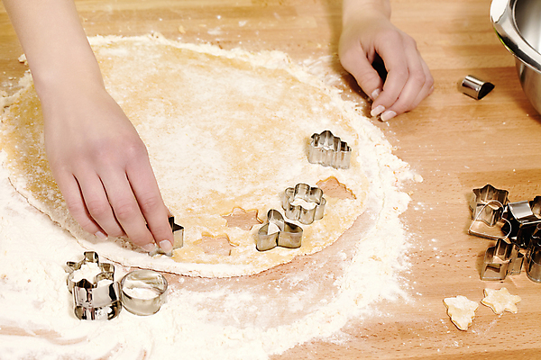 포토 JPG 해외이미지 모양 전통 손 계절 음식 크리스마스 손가락 탁자 휴가 디저트 사탕 요리 한명 목재 갈색 쿠키 과자 케이크 금속 주방 빵집 긴급 신선 시간 달콤 자르기 밀 굽기 준비 날것 반죽 롤 밀가루 곰팡이 커터 페스츄리 해외202004 해외포토 나무 1 기념일 빵 컬러 가구 재료 모션 재질 곡류 사람 신체부위 상점 맛 가루 구이 파일형식 이미지허브