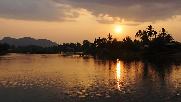 포토 JPG 해외이미지 아시아 여행 휴가 파노라마 풍경 사람없음 강 야자수 마을 일몰 라오스 메콩강 해외202004 해외포토 나무 나라 촬영기법 노을 파일형식 이미지허브