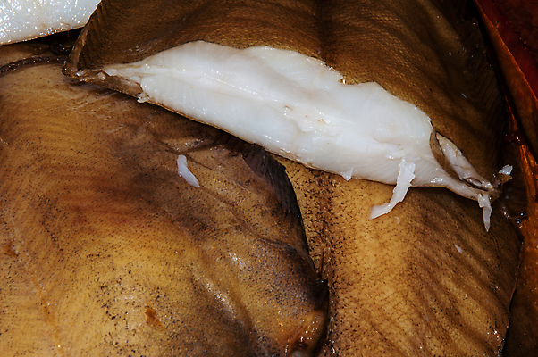 포토 JPG 해외이미지 음식 바다 조각 재료 건강 어류 요리 사람없음 빨간색 식사 저녁식사 신선 시장 맛 아침식사 상품 먹기 해산물 날것 연어 훈제 러시아인 식품점 캐비아 해외202004 해외포토 서양인 컬러 컨셉 식재료 모션 상점 수중동물 파일형식 이미지허브