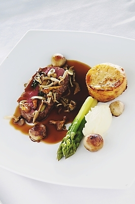 포토 JPG 해외이미지 그릇 음식 육류 스테이크 요리 사람없음 식사 저녁식사 소고기 먹기 준비 점심식사 해외202004 해외포토 식기 식재료 모션 서양음식 파일형식 이미지허브