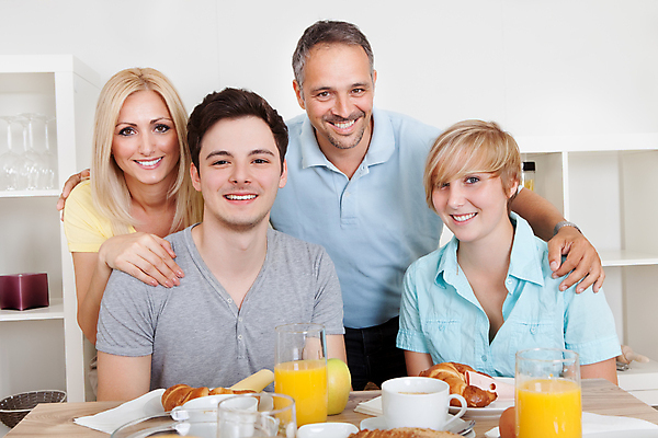 포토 JPG 해외이미지 라이프스타일 여자 남자 딸 행복 아들 커피 음식 다이어트 오렌지 과일 가족 관계 탁자 엄마 치즈 함께함 실내 건강 육류 요리 미소 사람 앉기 여러명 주방 요식업 식사 주스 아빠 아침식사 두루마리 먹기 준비 나눔 언니 남동생 영양분 해외202004 해외포토 감정 산업 음료 가구 다수 컨셉 식재료 모션 유제품 표정 내부 생활 자매 동생 파일형식 이미지허브