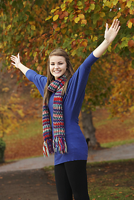 포토 JPG 해외이미지 나무 백인 공원 여자 행복 한명 미소 사람 야외 10대 세로 유행 스트레칭 가을 내추럴 카피스페이스 해외202004 해외포토 서양인 식물 1 계절 공공시설 감정 청소년 표정 운동 공백 파일형식 이미지허브