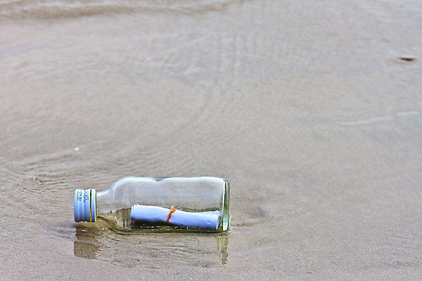 포토 JPG 해외이미지 종이 모래 바다 섬 컨셉 통신 유리 발렌타인데이 사랑 사람없음 가로 물 와인 쪽지 투명 메시지 닫기 컨테이너 편지 고장 소통 sos 떠남 편지쓰기 헬프 해외202004 해외포토 자연요소 감정 산업 모션 데이이벤트 재질 주류 기록 도움 구조요청 파일형식 이미지허브