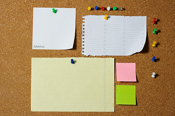 포토 JPG 해외이미지 종이 클리핑패스 백그라운드 사람없음 빨간색 초록색 파란색 사무실 노란색 메시지 압정 고립 어려움 조언 해외202004 해외포토 컬러 비즈니스 사무용품 파일형식 이미지허브