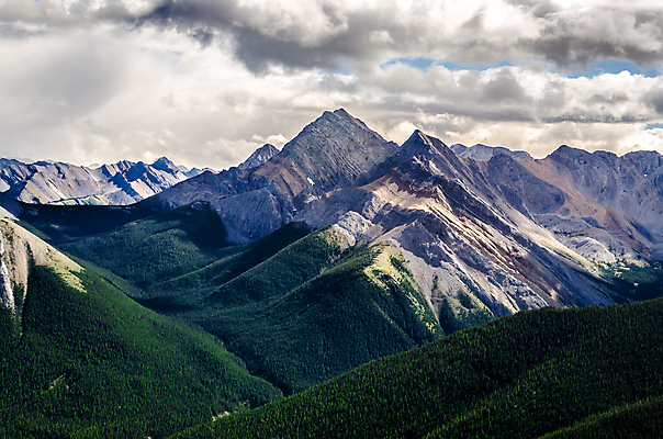포토 JPG 해외이미지 나무 구름 공원 도로 호수 여행 캐나다 자연 산 파노라마 풍경 사람없음 야외 여름 파란색 반사 평화 계곡 거울 하이킹 황무지 언덕 피라미드 암초 내추럴 밴프 앨버타 웅장함 전국 절정 로키산맥 해외202004 해외포토 자연요소 식물 건축물 계절 공공시설 길 컬러 컨셉 북아메리카 교통시설 레저 촬영기법 생태계 랜드마크 파일형식 이미지허브