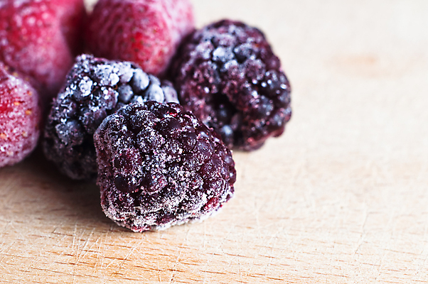 포토 JPG 해외이미지 열매 음식 다이어트 과일 딸기 건강 종류 사람없음 목재 빨간색 보라색 냉동 얼음 추위 그룹 닫기 선택 스크래치 블랙베리 반투명 많음 카피스페이스 프로스팅 해외202004 해외포토 자연요소 나무 식물 컬러 컨셉 재료 모션 공백 제빵 파일형식 이미지허브