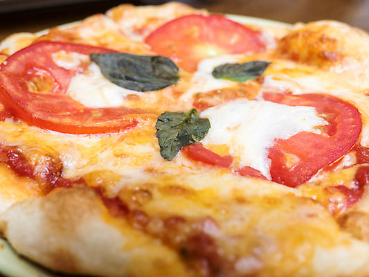 포토 JPG 해외이미지 토마토 치즈 피자 요리 사람없음 식사 저녁식사 이탈리아 신선 허브 바질 마르게리타피자 모짜렐라치즈 해외202004 해외포토 식물 유럽 채소 유제품 패스트푸드 서양음식 파일형식 이미지허브