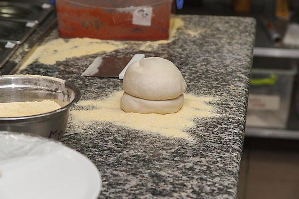 포토 JPG 해외이미지 손 여자 피자 요리 사람 사람없음 주방 요리사 식사 빵집 신선 굽기 만들기 밀가루 레시피 밀가루반죽 이스트 제빵사 핸드메이드 해외202004 해외포토 직업 모션 패스트푸드 서양음식 신체부위 상점 가루 구이 반죽 파일형식 이미지허브