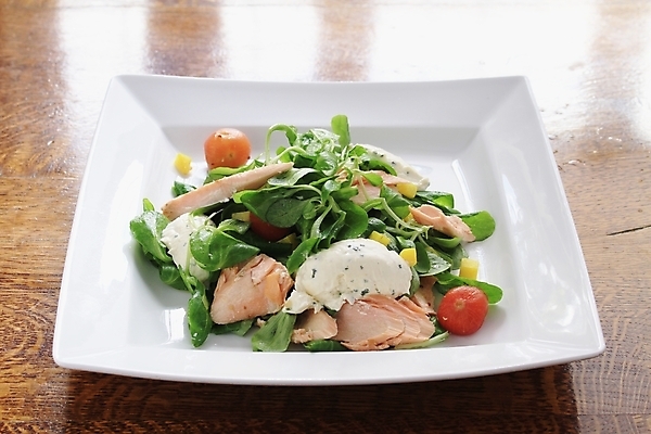 포토 JPG 해외이미지 그릇 계절 음식 어류 사람없음 식사 저녁식사 샐러드 추위 먹기 연어 훈제 건강식 점심식사 치유 스코틀랜드 해외202004 해외포토 식기 모션 영국 수중동물 파일형식 이미지허브