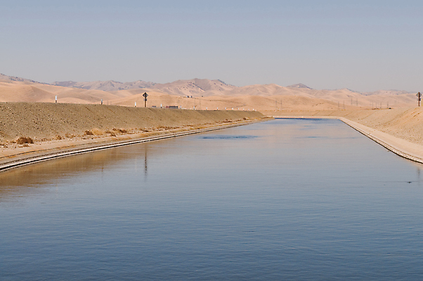 포토 JPG 해외이미지 건조 사람없음 물 강 산타클로스 갈색 계곡 사막 개울 언덕 운하 캘리포니아 수도교 해외202004 해외포토 자연요소 컬러 크리스마스 미국 다리_건축물 파일형식 이미지허브