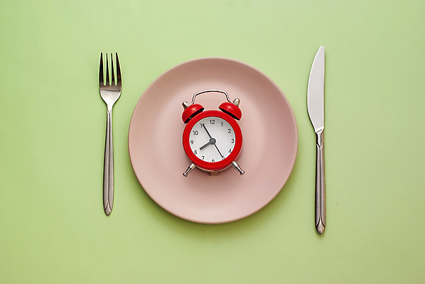 포토 JPG 해외이미지 접시 분홍색 포크 탁자 사람없음 시간 도자기 칼 공포 마감 카운트다운 해외202004 해외포토 식기 컬러 가구 파일형식 이미지허브