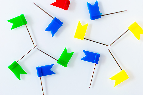 포토 JPG 해외이미지 모양 디자인 종이 컨셉 패턴 일러스트 비즈니스 추상 문구용품 화살 사람없음 빨간색 초록색 파란색 컬러풀 사무실 노란색 3D 흰색 깃발 방향 심볼 날카로움 고립 해외202004 해외포토 컬러 무늬 디지털합성 오브젝트 파일형식 이미지허브