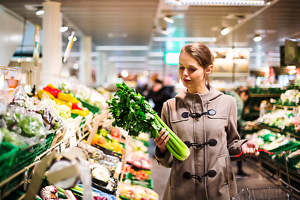 포토 JPG 해외이미지 1 라이프스타일 잡화 여자 행복 음식 다이어트 채소 과일 비즈니스 부분 건강 한명 미소 사람 인종 성인 30대 바구니 카메라 상점 카트 신선 시장 구매 먹기 고객 통로 상업 슈퍼마켓 유전자변형 해외202004 해외포토 감정 모션 표정 생활 장년 전자제품 쇼핑 파일형식 이미지허브