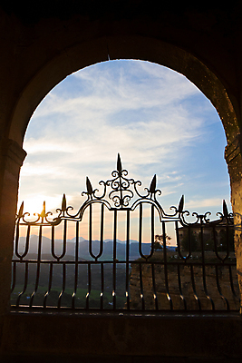 포토 JPG 해외이미지 유럽 여행 건축양식 창문 자연 하늘 산 사람없음 건물 여름 파란색 태양 마을 골짜기 봄 바위 성 스페인 철 아치 장면 타운 로마인 옛날 해외202004 해외포토 자연요소 건축물 계절 건축 나라 컬러 인종 돌_바위 도시 생태계 파일형식 이미지허브