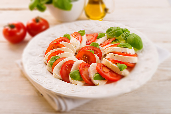 포토 JPG 해외이미지 토마토 치즈 실내 사람없음 아웃포커스 카프레제 나무배경 해외202004 해외포토 백그라운드 채소 유제품 촬영기법 내부 샐러드 파일형식 이미지허브