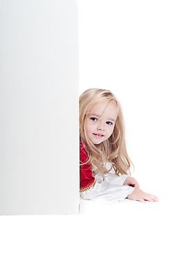 포토 JPG 해외이미지 전통 드레스 계절 여자 행복 어린이 포즈 크리스마스 장난 놀이 휴가 기념 한명 미소 빨간색 금발 검은색 기쁨 아기 해적 걸음마 해외202004 해외포토 1 헤어스타일 옷 기념일 감정 컬러 모션 표정 사람 도둑 파일형식 이미지허브