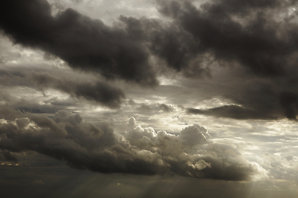포토 JPG 해외이미지 구름 백그라운드 자연 하늘 날씨 추상 풍경 사람없음 야외 여름 빛 환경 검은색 어둠 회색 흰색 위험 장면 폭풍 천국 흐림 내추럴 뇌우 해외202004 해외포토 자연요소 계절 컬러 컨셉 무늬 생태계 파일형식 이미지허브