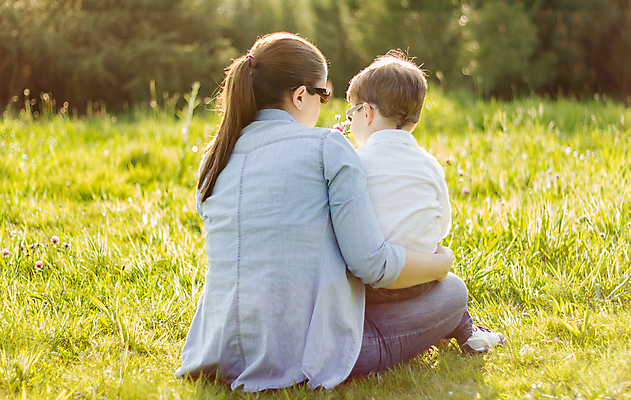 포토 JPG 해외이미지 라이프스타일 공원 꽃 행복 안경 아들 어린이 꽃다발 밭 가족 놀이 엄마 사랑 앉기 소년 두명 여름 태양 임신 주기 해외202004 해외포토 자연요소 식물 잡화 계절 공공시설 남자 감정 농업 관계 모션 사람 생활 파일형식 이미지허브