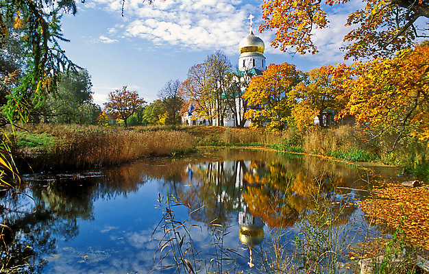 포토 JPG 해외이미지 나무 전통 계절 유럽 종교 문화 십자가 잎 건축양식 창문 자연 하늘 날씨 풍경 사람없음 건물 빨간색 물 파란색 반사 노란색 성당 교회 평화 맑음 가을 흰색 연못 역사 황금 성자 그림 러시아 러시아인 순례 신앙심 해외202004 해외포토 자연요소 서양인 식물 건축물 건축 나라 컬러 컨셉 종교건축 생태계 파일형식 이미지허브