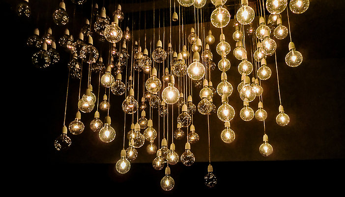 포토 JPG 해외이미지 전구 조명 실내 사람없음 화려 고급 우아함 샹들리에 해외202004 해외포토 컨셉 내부 파일형식 이미지허브