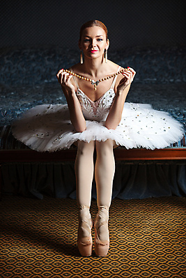 포토 JPG 해외이미지 백인 1 전통 응시 드레스 옷 여자 행복 신발 장신구 호텔 주택 실내 선물 한명 미소 사람 앉기 내부 연주자 침실 댄서 흰색 침대 잡기 클래식 고급 우아함 보석 발레 발레리나 발레복 보여주기 단아함 시범 스타일 해외202004 해외포토 서양인 직업 시선 감정 컬러 가구 컨셉 모션 숙소 표정 건물 음악가 춤 광석 파일형식 이미지허브