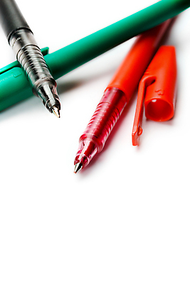 포토 JPG 해외이미지 디자인 백그라운드 비즈니스 학교 문구용품 잉크 3 그림자 사람없음 가로 빨간색 초록색 사무실 반사 펜 볼펜 검은색 장비 흰색 기구 기록 클래식 끝 플라스틱 오브젝트 부드러움 대각선 고립 해외202004 해외포토 교육 선 컬러 컨셉 재질 필기구 감각 파일형식 이미지허브