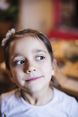 포토 JPG 해외이미지 응시 행복 어린이 한명 미소 사람 컬러풀 표현 내추럴 해외202004 해외포토 1 시선 감정 컬러 표정 파일형식 이미지허브