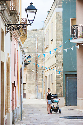 포토 JPG 해외이미지 전통 여자 유럽 길 여행 가로등 건축양식 엄마 휴가 거리 주택 한명 미소 건물 컬러풀 햇빛 이탈리아 발코니 조약돌 등불 도시 성 중세 역사 편안함 유모차 구시가지 해외202004 해외포토 1 건축물 공공시설 건축 나라 컬러 가족 조명 표정 사람 태양 아기용품 돌_바위 감각 파일형식 이미지허브