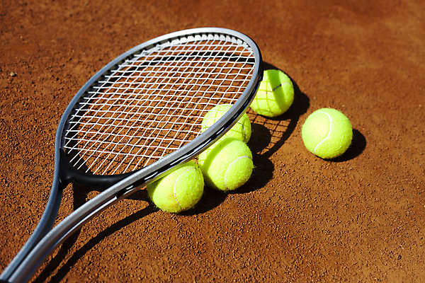 포토 JPG 해외이미지 주간 그림자 사람없음 야외 테니스 테니스라켓 테니스용품 테니스장 테니스공 땅바닥 해외202004 해외포토 자연요소 스포츠용품 공 스포츠시설 바닥 구기 라켓 파일형식 이미지허브