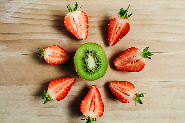 포토 JPG 해외이미지 디자인 계절 열매 음식 조각 백그라운드 다이어트 과일 자연 탁자 딸기 디저트 건강 키위 사람없음 목재 빨간색 초록색 흰색 신선 달콤 맛 자르기 유기농 질감 패키지 숙성 엘리먼트 해외202004 해외포토 나무 식물 웰빙 컬러 가구 컨셉 재료 모션 생태계 파일형식 이미지허브