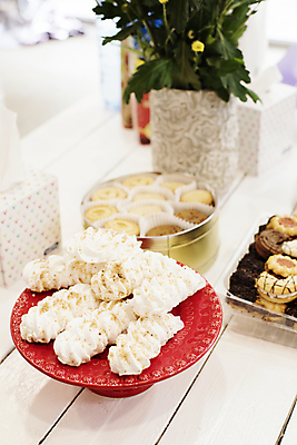 포토 JPG 해외이미지 접시 디자인 커피 음식 분홍색 결혼 백그라운드 탁자 휴가 디저트 주택 사탕 서기 사람없음 장식 컵 상자 컬러풀 파티 쿠키 과자 케이크 식당 초콜릿 흰색 축하 아기 바 생일 화려 맛 컵케이크 굽기 크림 모음 마카롱 프랑스어 마시멜로우 머랭 뷔페 샤워실 팝 페스츄리 해외202004 해외포토 문자 식기 기념일 음료 빵 컬러 가구 컨셉 모션 사람 이벤트 건물 상점 구이 샤워시설 파일형식 이미지허브