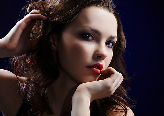 포토 JPG 해외이미지 백인 모델 헤어스타일 손 드레스 여자 유럽 얼굴 포즈 검은배경 갈색머리 건강 한명 사람 성인 머리 유행 검은색 어둠 화장품 흰색 화려 우아함 닫기 피부 돌봄 의료성형뷰티 스타일 성인여자한명만 해외202004 해외포토 서양인 1 옷 나라 컬러 백그라운드 컨셉 모션 신체부위 뷰티 여자한명만 성인여자만 파일형식 이미지허브