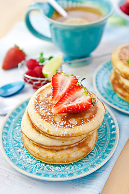 포토 JPG 해외이미지 접시 열매 커피 음식 과일 딸기 디저트 사람없음 컵 세로 컬러풀 숟가락 대접 신선 차 아침식사 냅킨 산딸기 시럽 팬케이크 숙성 해외202004 해외포토 식물 식기 음료 컬러 수저 케이크 식사 파일형식 이미지허브