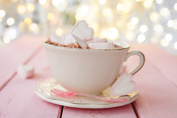 포토 JPG 해외이미지 음료 음식 분홍색 디저트 전등 발렌타인데이 사탕 사랑 사람없음 목재 장식 컵 가로 컬러풀 초콜릿 숟가락 머그컵 수확 마음 대접 뜨거움 달콤 컵받침 보케 레시피 마시멜로우 핸드메이드 카피스페이스 해외202004 해외포토 나무 식기 감정 컬러 농업 재료 데이이벤트 조명 수저 공백 맛 받침대 파일형식 이미지허브