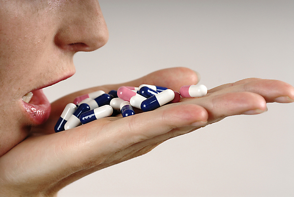 포토 JPG 해외이미지 손 여자 얼굴 건강 병원 한명 사람 성인 치료 알약 약 고통 간호사 의사 열 입 보호 질병 약국 혀 입술 오브젝트 두통 문제 조제 돌봄 마약 복용 우울증 진통제 의료성형뷰티 해외202004 해외포토 1 감정 컨셉 의학 모션 신체부위 의료진 만들기 파일형식 이미지허브