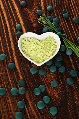 포토 JPG 해외이미지 안테나 건강 사람없음 목재 세로 초록색 알약 약 수확 약재 하트 시골 해조류 가루 허브 유기농 질감 보리 내추럴 보충 땅바닥 옛날 디톡스 슈퍼푸드 해외202004 해외포토 모양 나무 식물 웰빙 컬러 농업 재료 통신 의학 곡류 바닥 해양식물 건강식품 파일형식 이미지허브